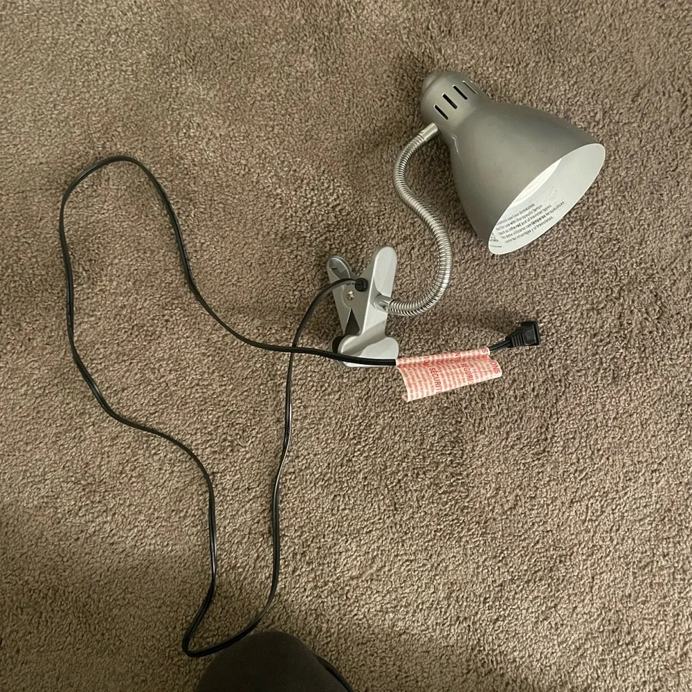 Pets: clip on heat lamp